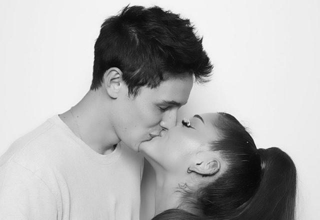 Ariana Grande beijando Dalton Gomez