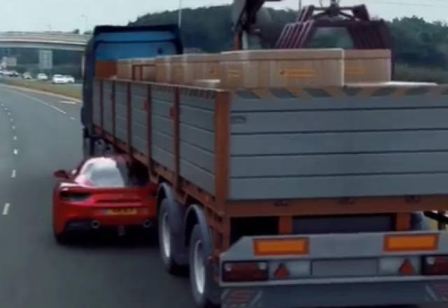 Ferrari passando por baixo de caminhão