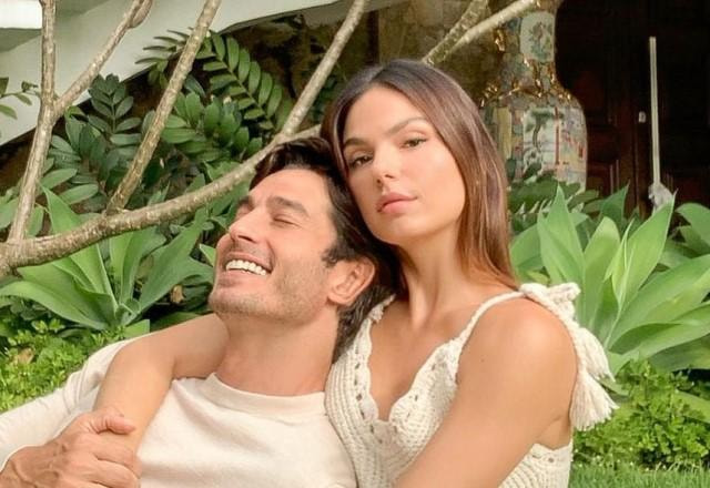 Isis Valverde posa com o marido, André Resende