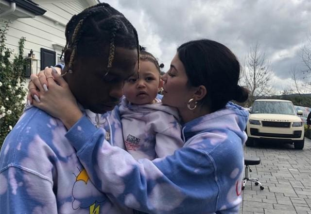 Kylie Jenner, Travis Scott e Stormi abraçados