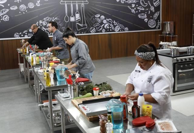 Participantes usam guilhotina e cortador de charuto na cozinha
