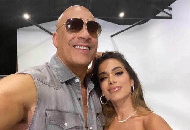 Vin Diesel e Anitta fazendo uma selfie