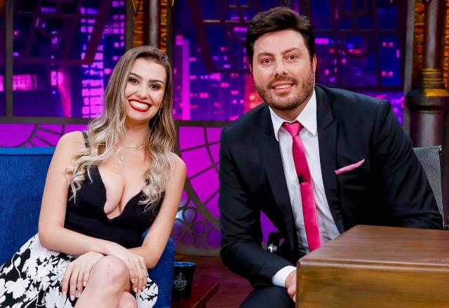 Da esquerda para a direita, Eduarda Lima posa ao lado de Danilo Gentili no palco do The Noite.