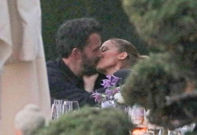 Jennifer Lopez e Ben Affleck protagonizam momento romântico