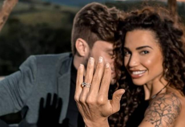 Breno Simões pede Paula Amorim em casamento