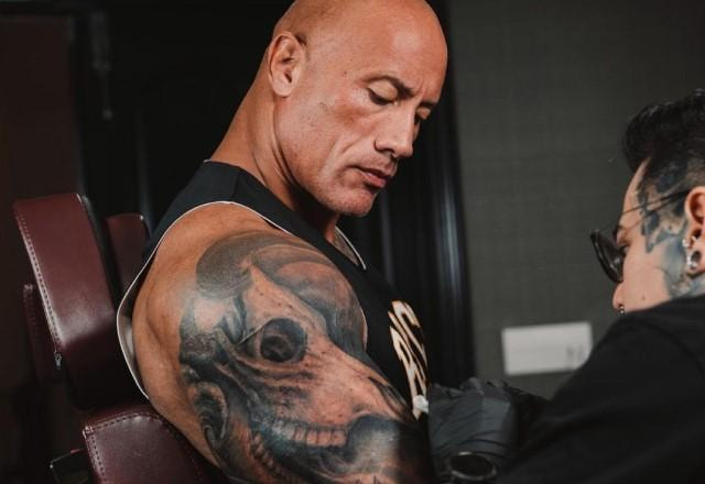 The Rock mostra tatuagem no braço