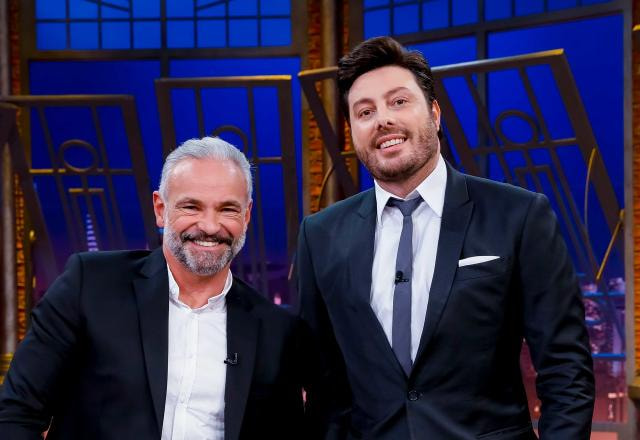 Da esquerda para a direita, Mateus Carrieri posa ao lado de Danilo Gentili no palco do The Noite.