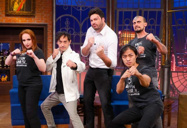 Na foto, Gutemberg Lins e sua equipe posam ao lado de Danilo Gentili no palco do The Noite.