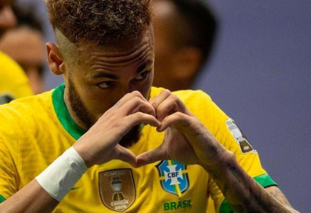 Com a camisa do Brasil, Neyar comora um gol fazendo coração com as mãos