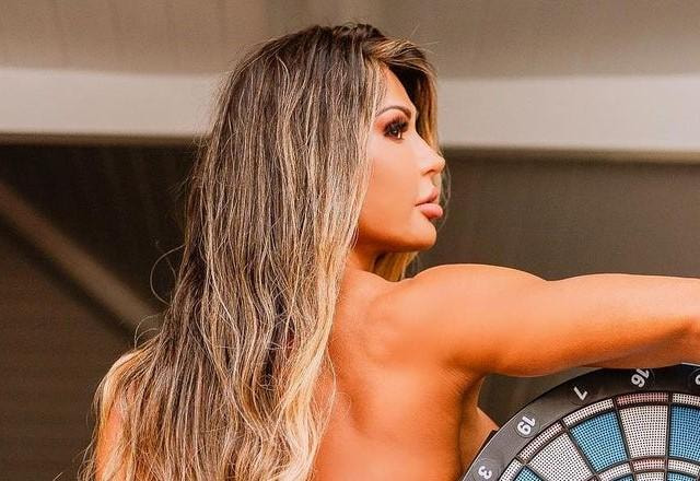 Gracyanne Barbosa posa de topless e fio dental