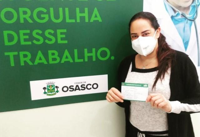 Silvia Abravanel recebe a primeira dose da vacina contra a Covid-19