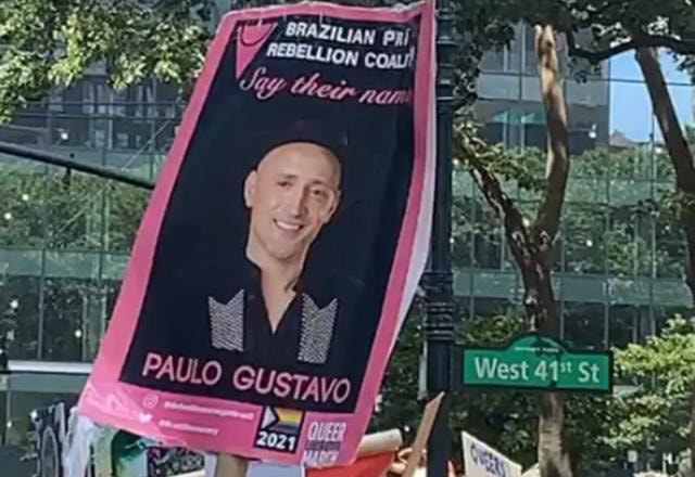 Cartaz de Paulo Gustavo na Parada do Orgulho LGBTQIA+ em Nova York