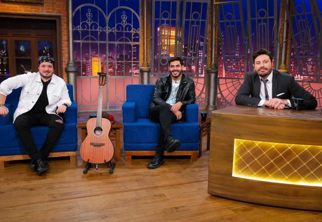 Da esquerda para a direita, Israel e Rodolffo posam ao lado de Danilo Gentili no The Noite.