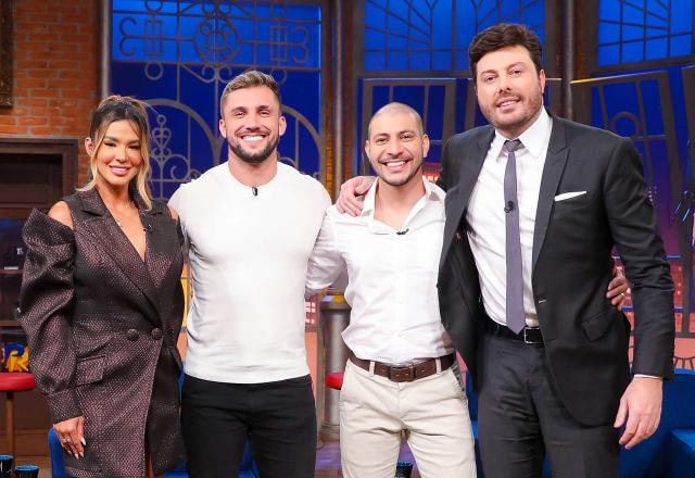 Kerline, Arthur e Caio posam ao lado de Danilo Gentili  no The Noite.