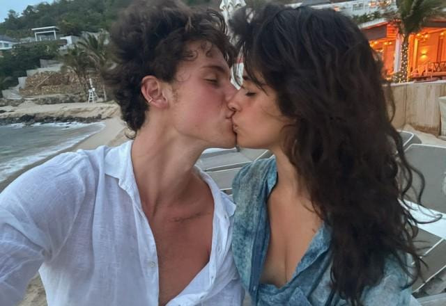 Shawn Mendes e Camila Cabello se beijando