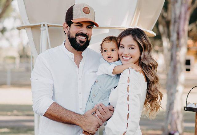 A modelo Biah Rodrigues, Sorocaba e o filho Theo no colo