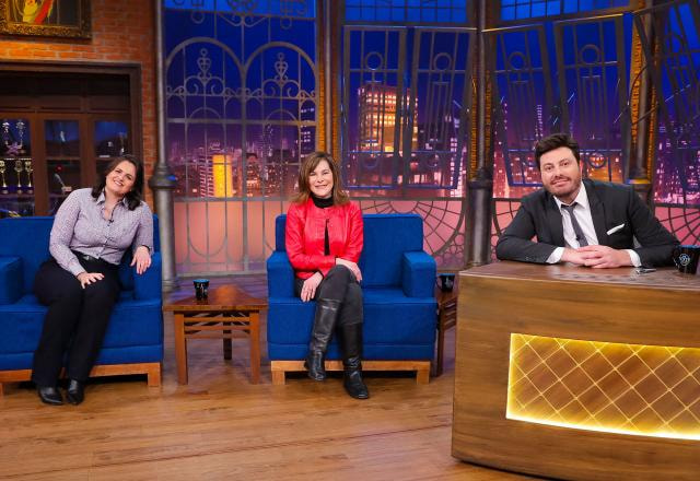 Na foto, Mayana Zatz e Carolini Kaid posam para foto com Danilo Gentili no The Noite