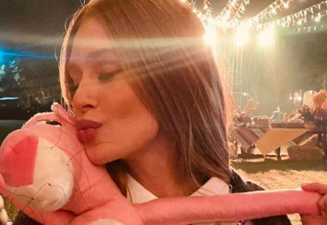 Marina Ruy Barbosa beijando um urso de pelúcia