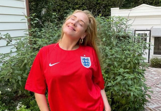 Adele com a camisa oficial da Inglaterra