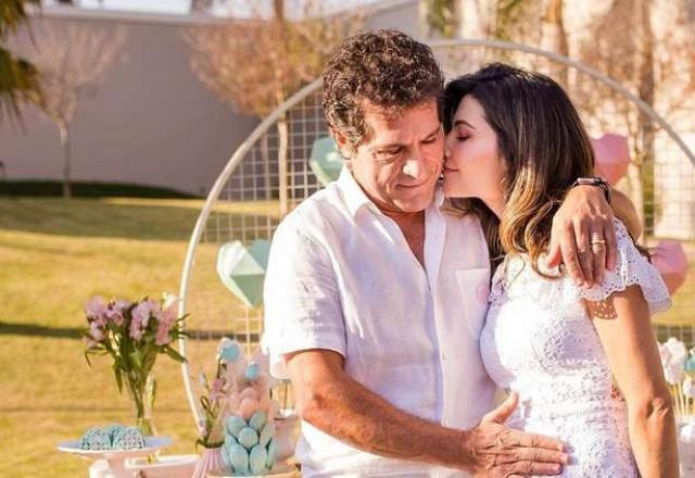Daniel com a mão na barriga da esposa Aline de Pádua que está grávida
