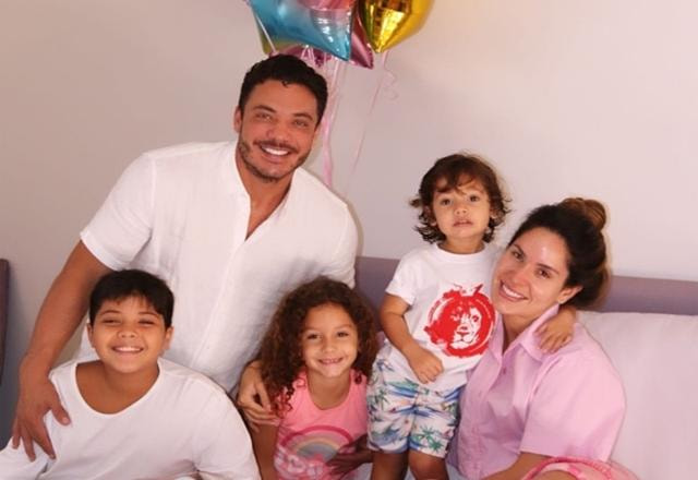 Família de Wesley Safadão reunida ao lado de um personagem infantil, em um parque aquático de fortaleza. Todos sorriam para a foto