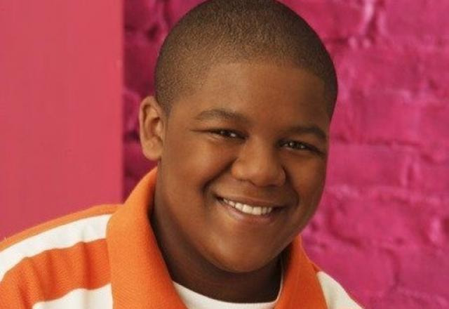 Kyle Massey sorrindo para foto