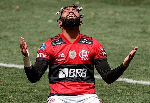 Gabigol, com a camisa do Flamengo, agradece