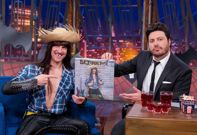 Da esquerda para a direita, Bruno Sutter posa ao lado de Danilo Gentili no The Noite.