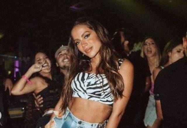 Anitta posa para foto em festa