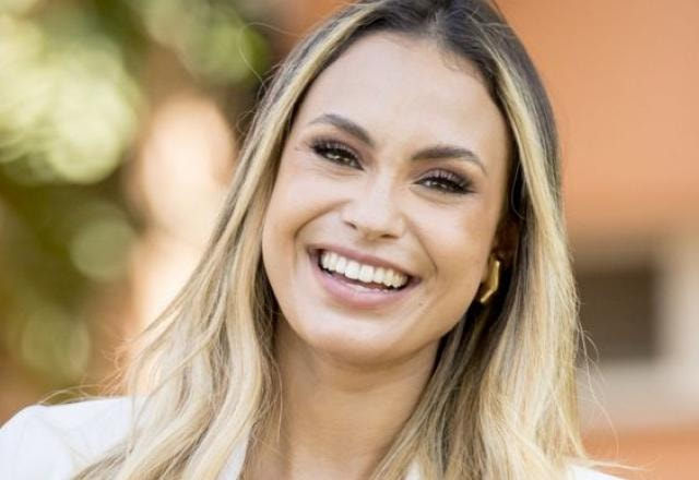 Sarah Andrade sorrindo para foto