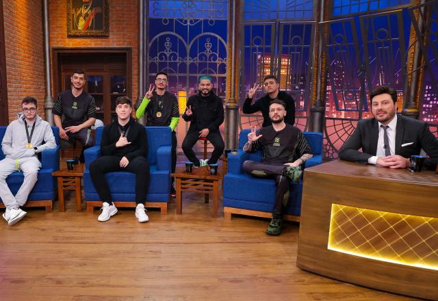 Na foto, Gustavo "Psycho", João "Kamikaze", Julio, Gabriel "Pino", Murilo "Muzi", Yudi Tamashiro e o treinador Dyjair "Mity" posam ao lado de Danilo Gentili no The Noite.