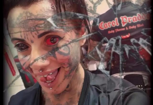 Carol Praddo mostra língua bifurcada