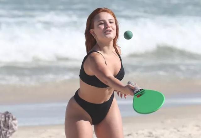 Larissa Manoel jogando frescobol na praia