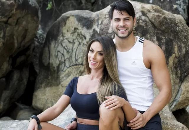 Nicole Bahls e Marcelo Bimbi posam para foto