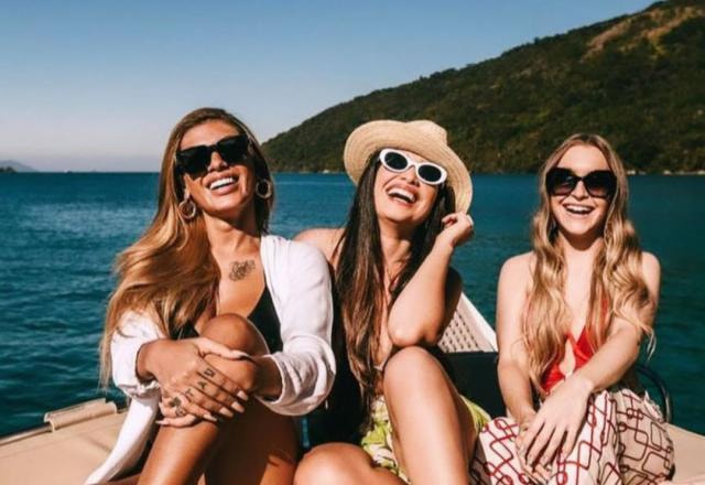 Pocah, Juliette e Carla Diaz posam em passeio de barco