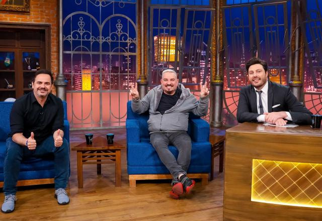 Bola e Carioca posam ao lado de Danilo Gentili no The Noite.