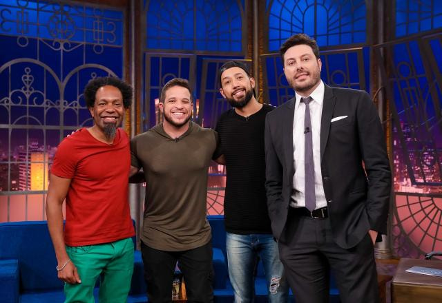 Na foto, Guto Andrade, Kedny Silva e Flávio Andrade posam ao lado de Danilo Gentili no The Noite.