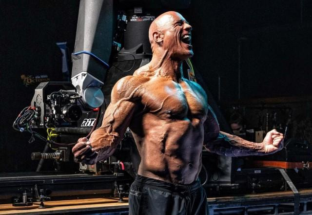 The Rock exibe tanquinho e músculos no braço