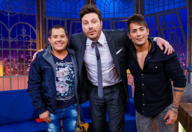 Na foto, Hugo e Tiago posam ao lado de Danilo Gentili no The Noite