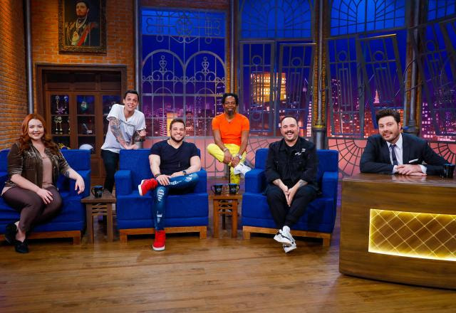 Na foto, os integrantes do stand up 'Nordestando' posam ao lado de Danilo Gentili no The Noite.