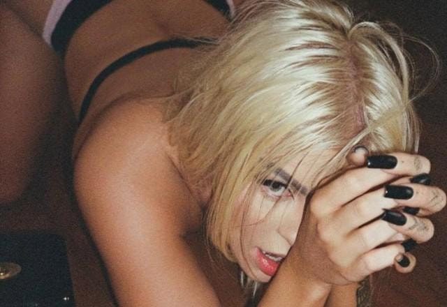 Luísa Sonza em imagem promocional do álbum Doce 22