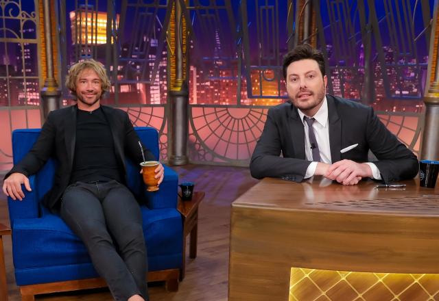 Da esquerda para a direita, Diego Lugano posa ao lado de Danilo Gentili no The Noite