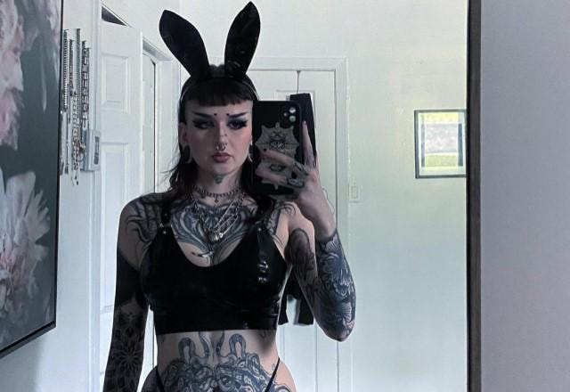 Jovem mostra tatuagens no corpo