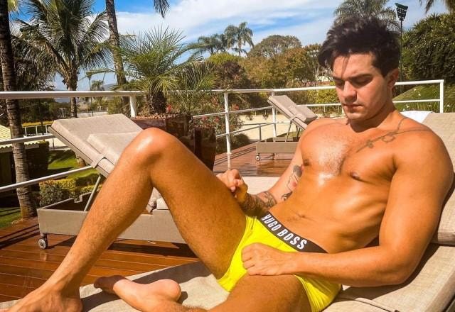 Luan Santana posa de sunga amarela