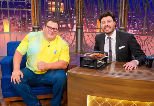 Da esquerda para a direita, Darlan Romani posa ao lado de Danilo Gentili no palco do The Noite