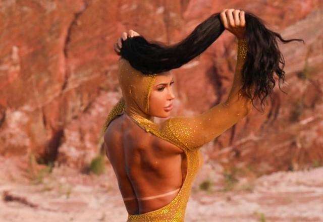 Gracyanne Barbosa ostenta corpão em body dourado