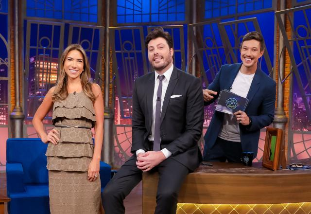 Na foto, Patricia Abravanel e Gabriel Cartolano posam para foto com Danilo Gentili no The Noite