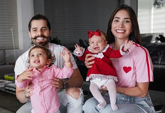 Romana Novais segura Raika ao lado de Alok, que segura Ravi