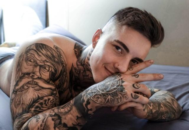 Influenciador Jake Andrich deitado na cama de cueca