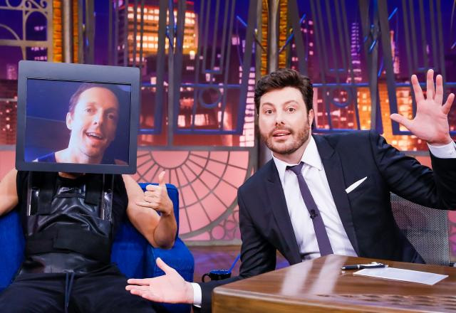 Na foto, Jason Mraz em vídeo chamada posa ao lado de Danilo Gentili no The Noite.